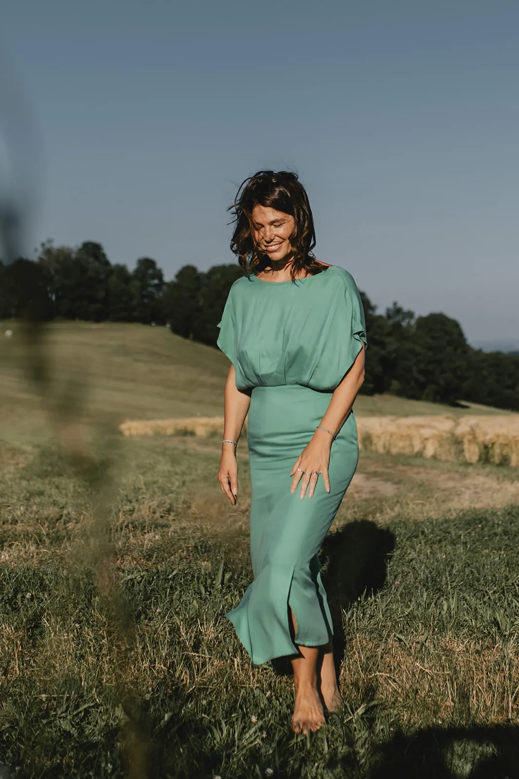 Eva Thaller im grünen Kleid auf einer Wiese, Foto Antje Wolm