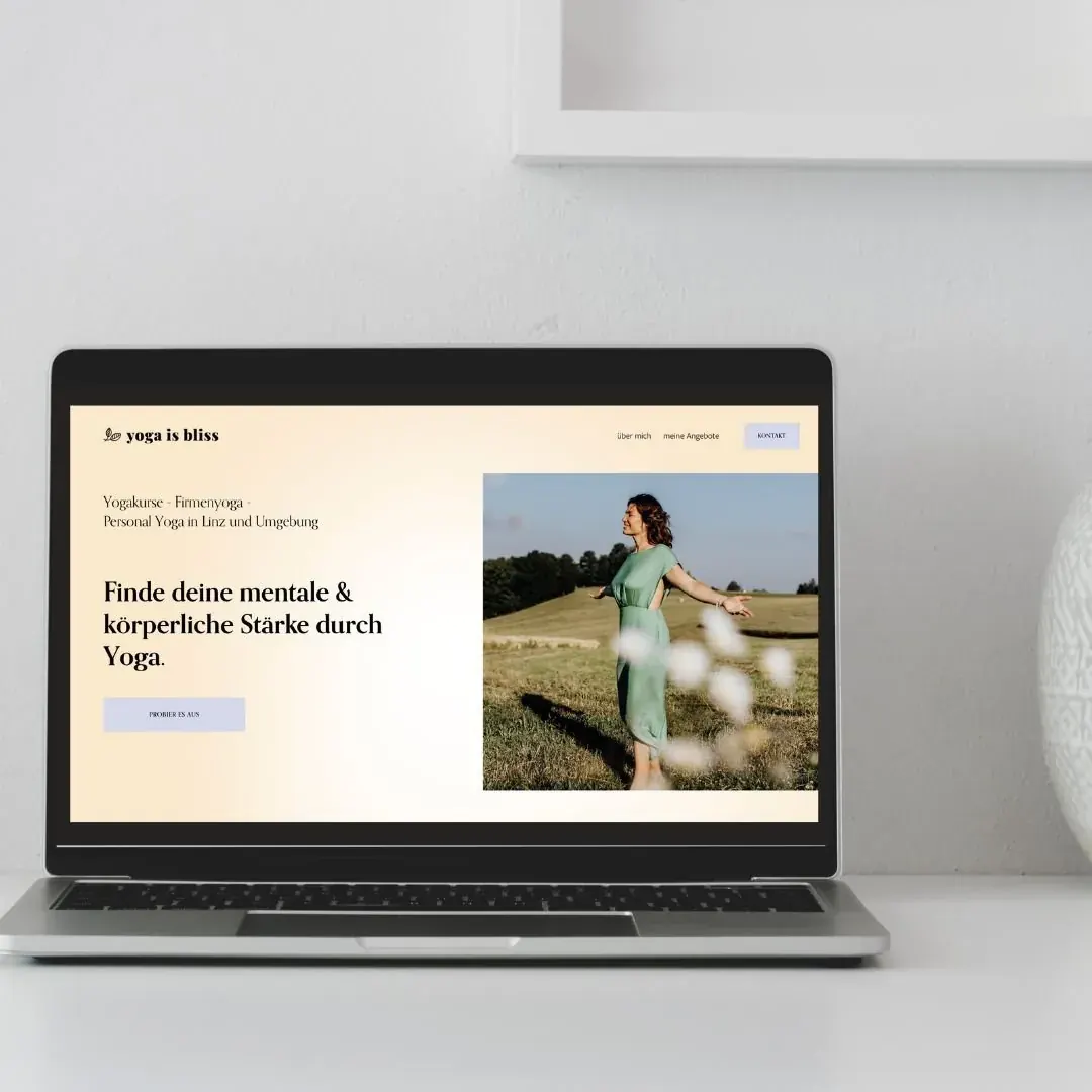 Die neue Website yogaisbliss.at auf einem Laptop, madea