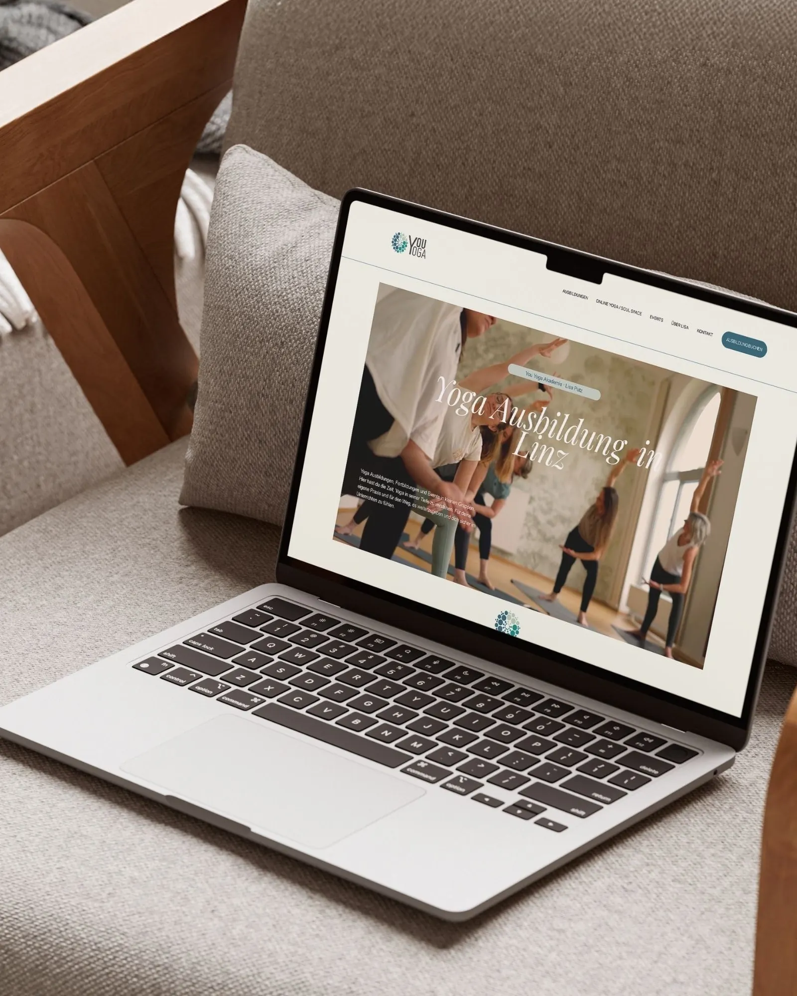 Website youyoga.co.at auf einem Laptop in einem Sessel, madea