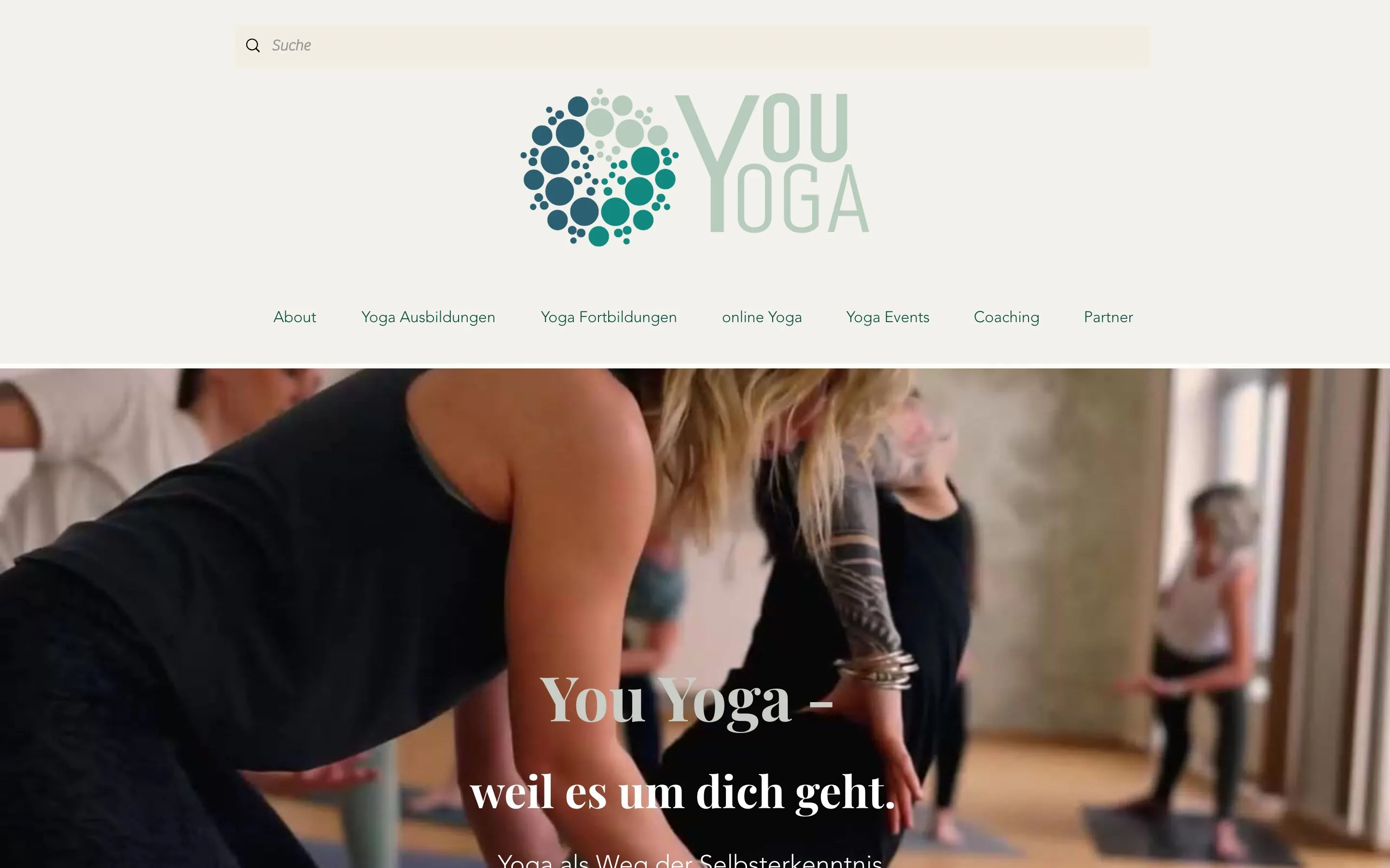 Alte Startseite von You Yoga mit großem Logo, sieben Menüpunkten und Kursfoto, vor der Überarbeitung, madea