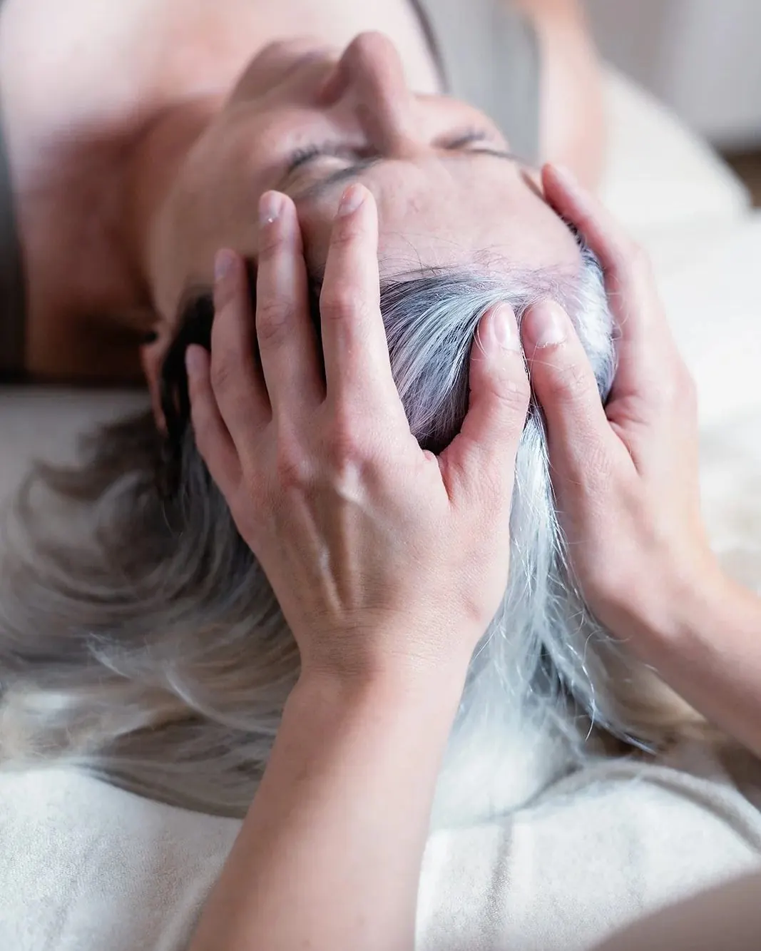 Osteopathische Behandlung: Hände am Kopf, madea